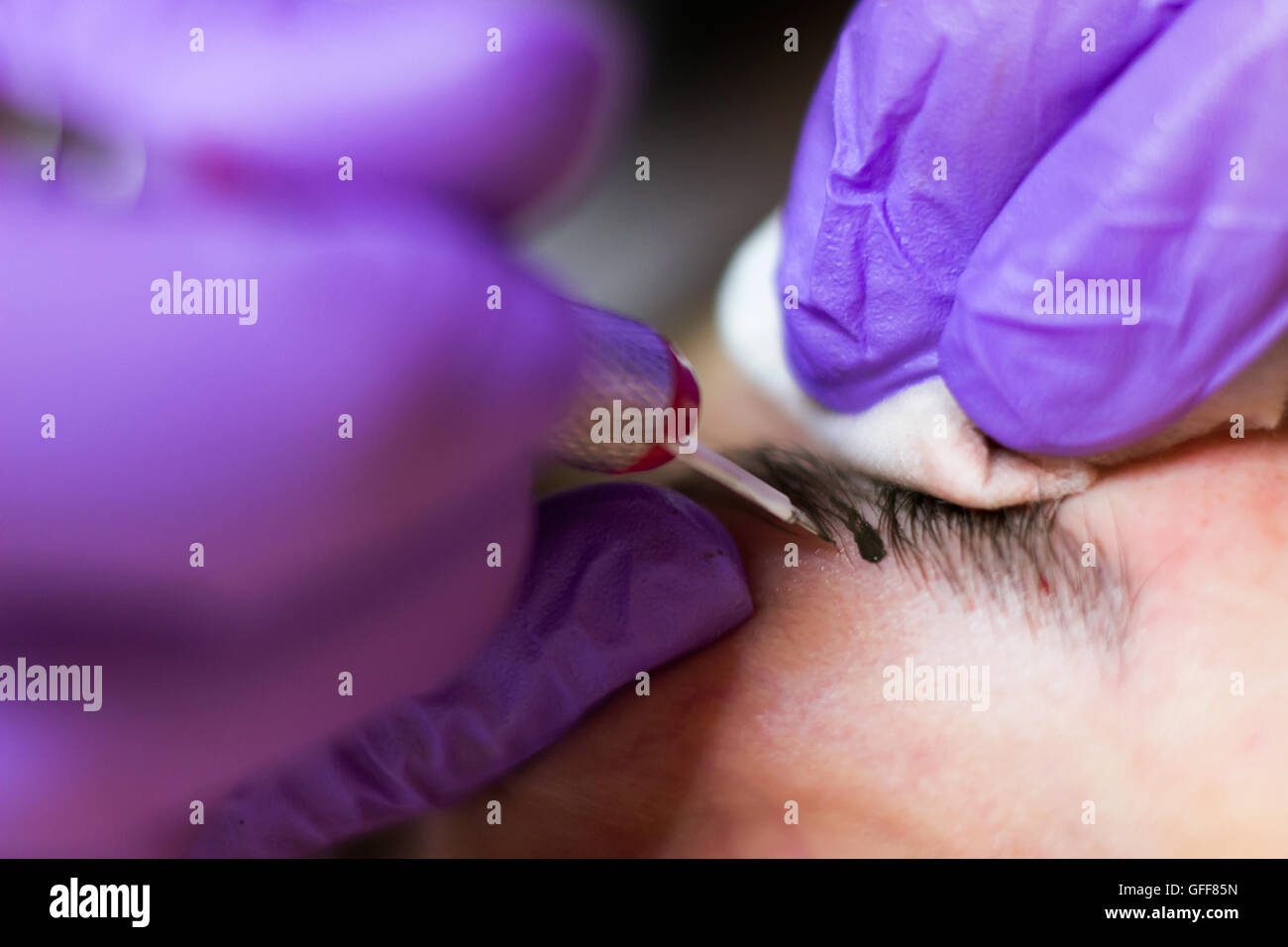 Kosmetikerin, die Anwendung von permanent Make-up für Augenbrauen Stockfoto