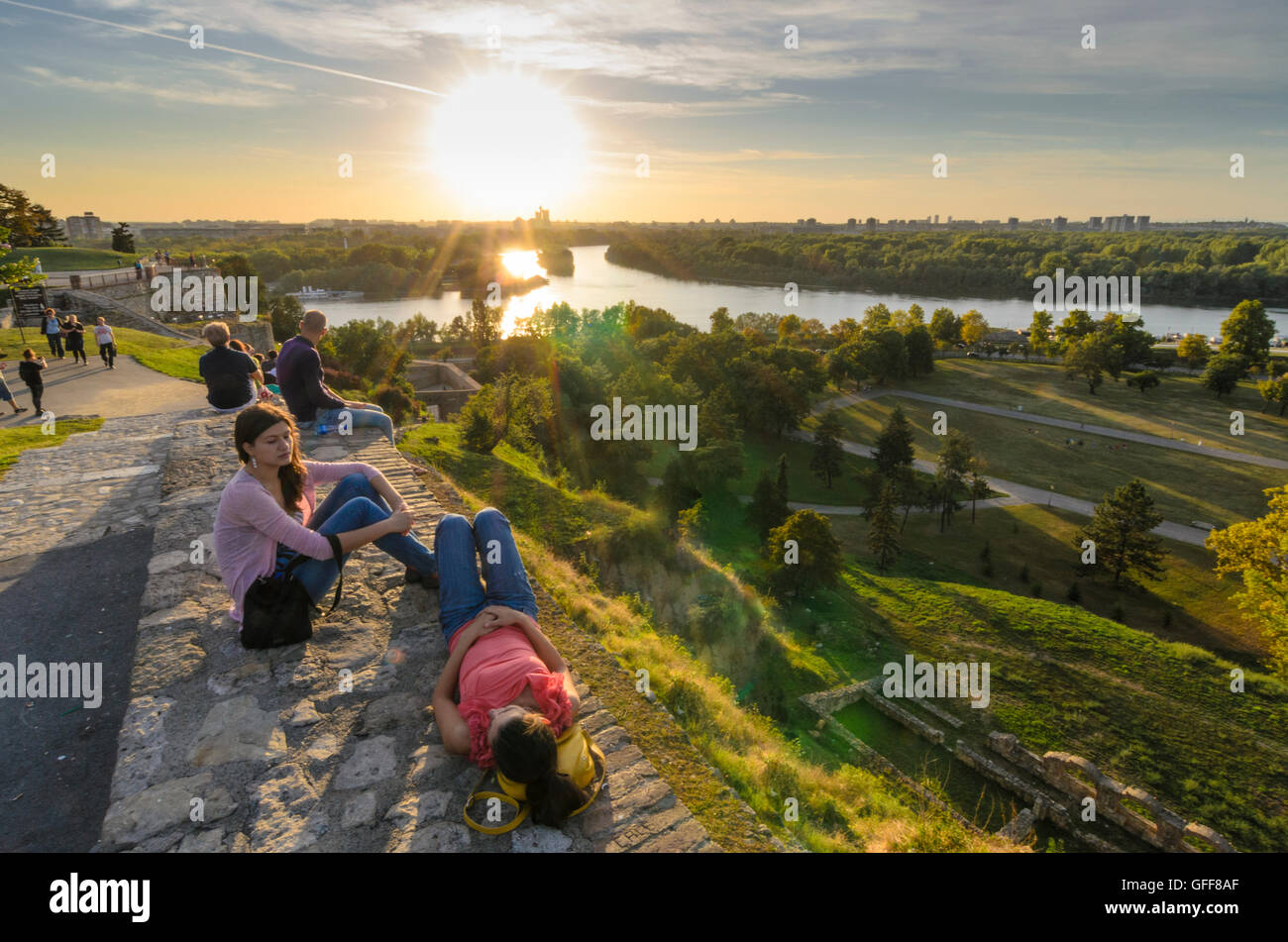 Beograd, Belgrad: Festung Kalemegdan Park, mit Blick auf den Zusammenfluss von Save und Donau und Novi Beograd mit der Genex Stockfoto