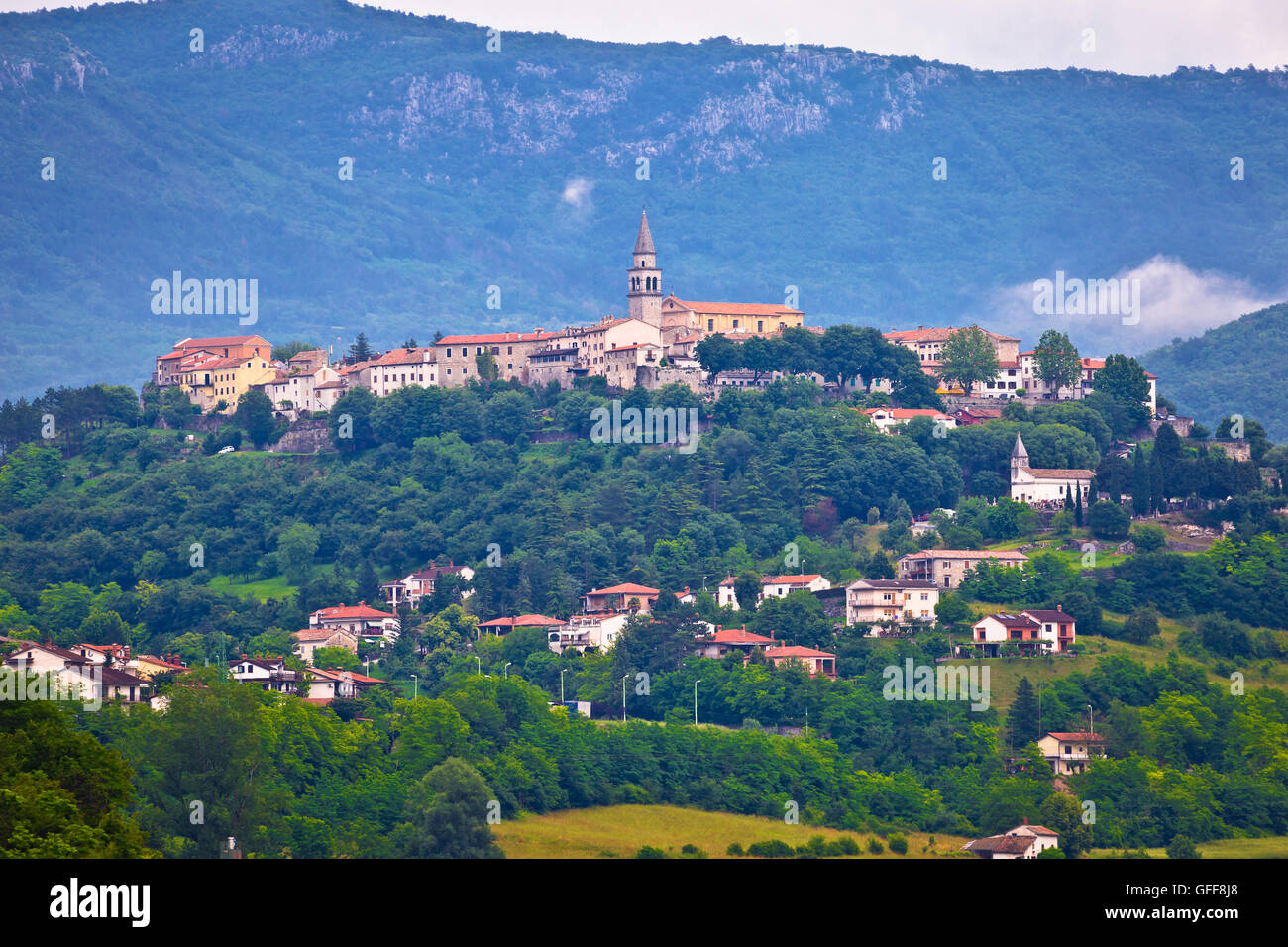 Stadt von Buzet auf grüne istrischen Hügel, Istrien, Kroatien Stockfoto