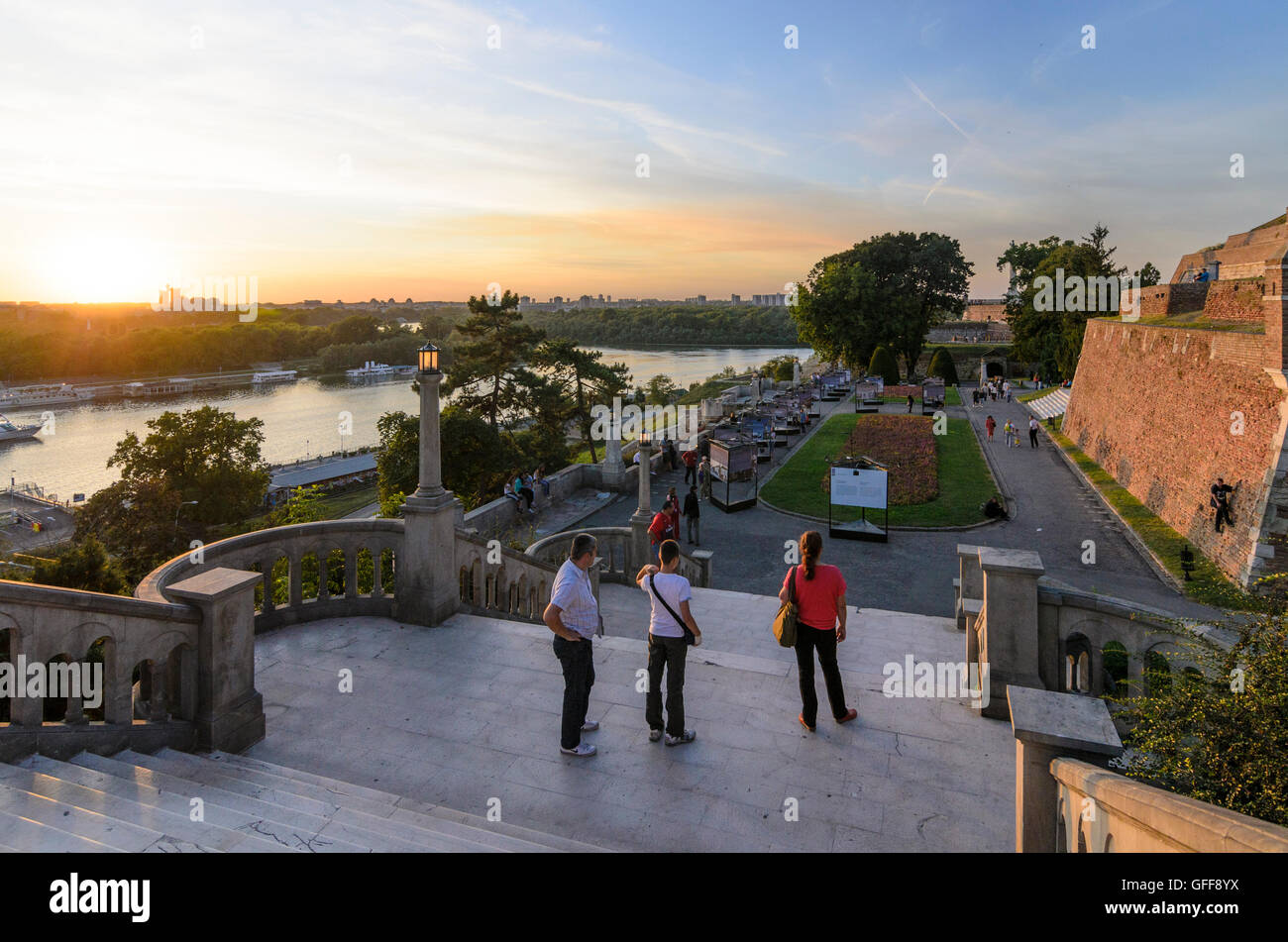 Beograd, Belgrad: Festung Kalemegdan Park, mit Blick auf den Zusammenfluss von Save und Donau und Novi Beograd mit der Genex Stockfoto