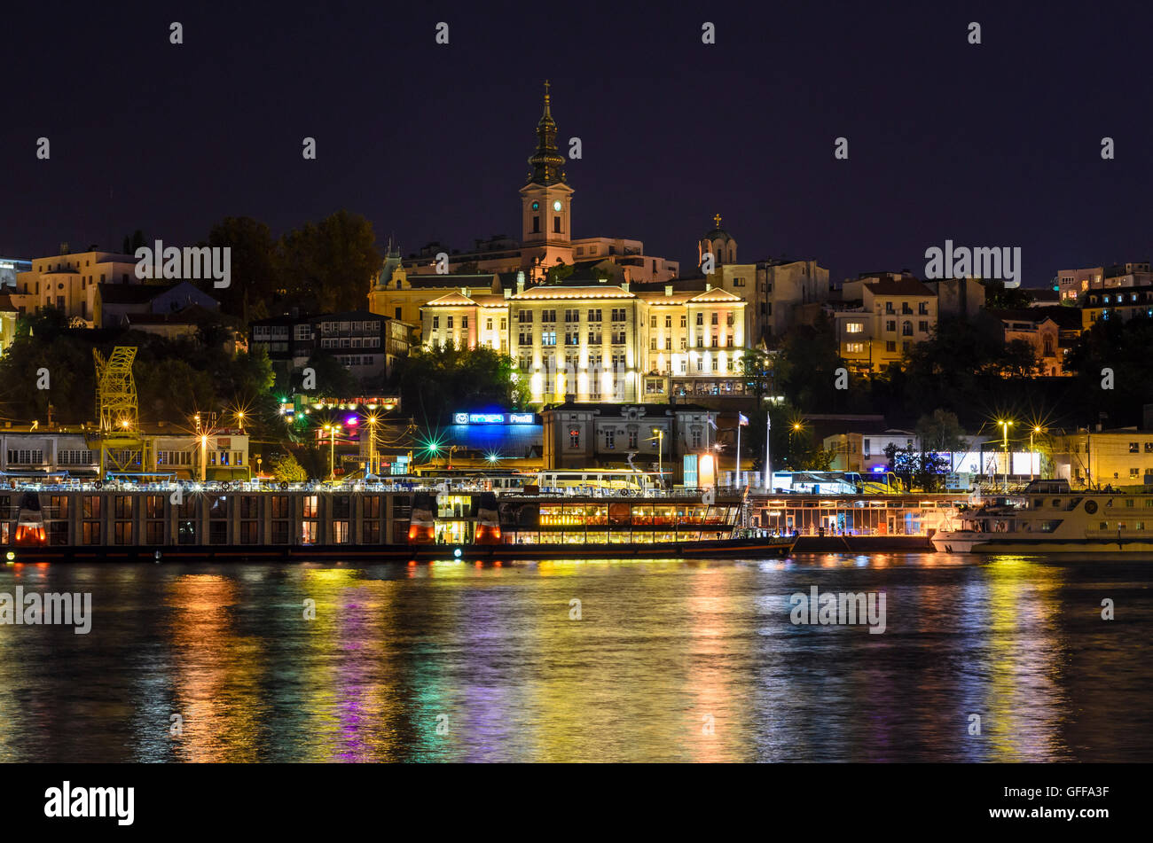 Beograd, Belgrad: Fluss Sava, Kreuzfahrtschiffe und die Kathedrale St. Michael, Serbien, Stockfoto