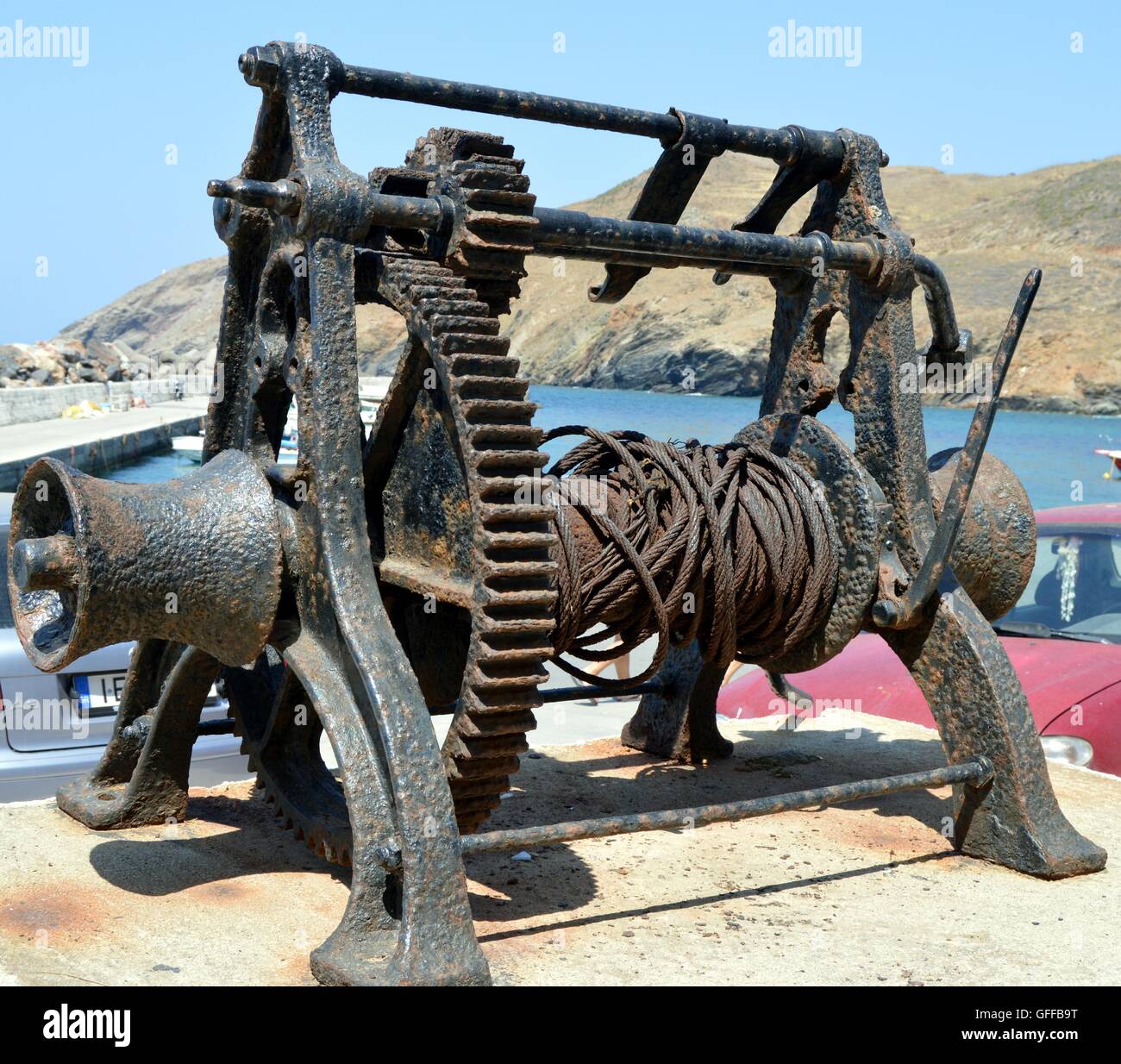 Ehemalige Winde, nehmen Sie die Boote auf dem Meer und auf die Bank legen. Stockfoto