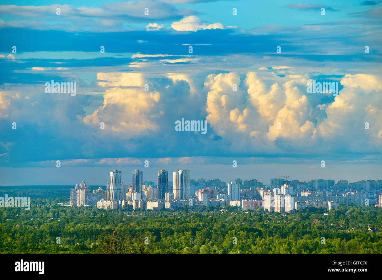 Schöne Aussicht auf den Stadtteil unter majestätischen Wolken. Kiew, Ukraine Stockfoto