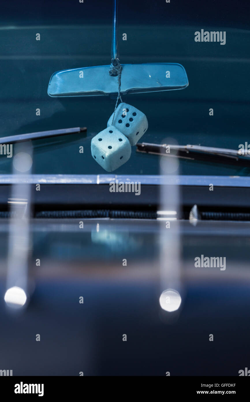 Pelzigen Würfel hängen im Auto Stockfotografie - Alamy