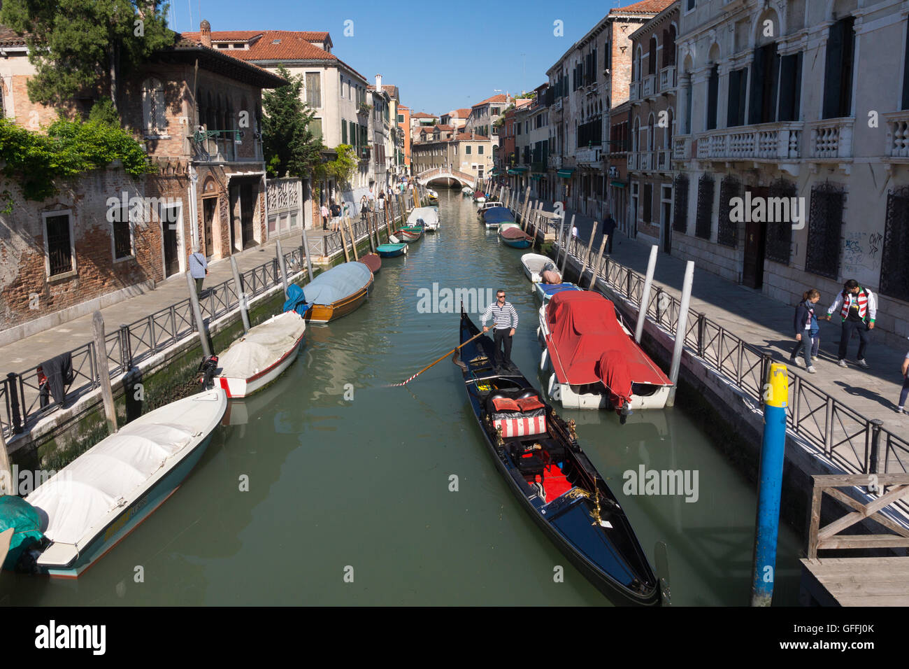 Ein gondoliere auf der Suche nach einem Tarif, Sculling den Rio del Magazen in Venedig Stockfoto