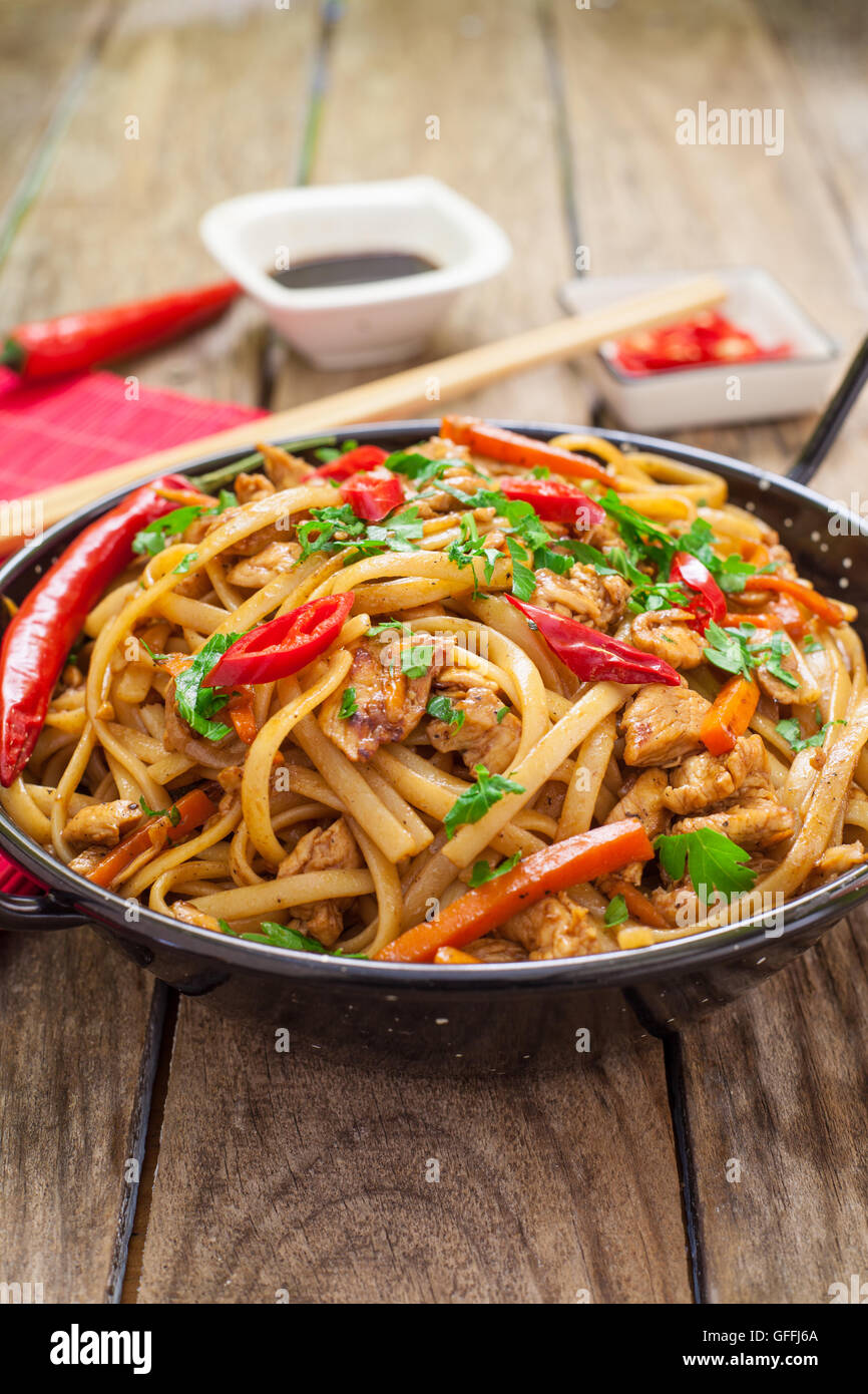Huhn Chow Mein ein beliebtes Orientalisches Gericht mit Nudeln und ...