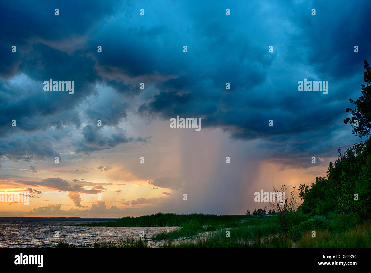 Sonnenuntergang und Sturm in Little Bay de Noc in der oberen Halbinsel von Michigan. Stockfoto
