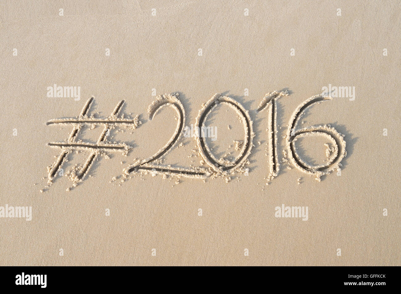 Hashtag-social Media-Nachricht für das Jahr 2016 geschrieben im weichen Sand am Strand von Rio De Janeiro, Brasilien Stockfoto