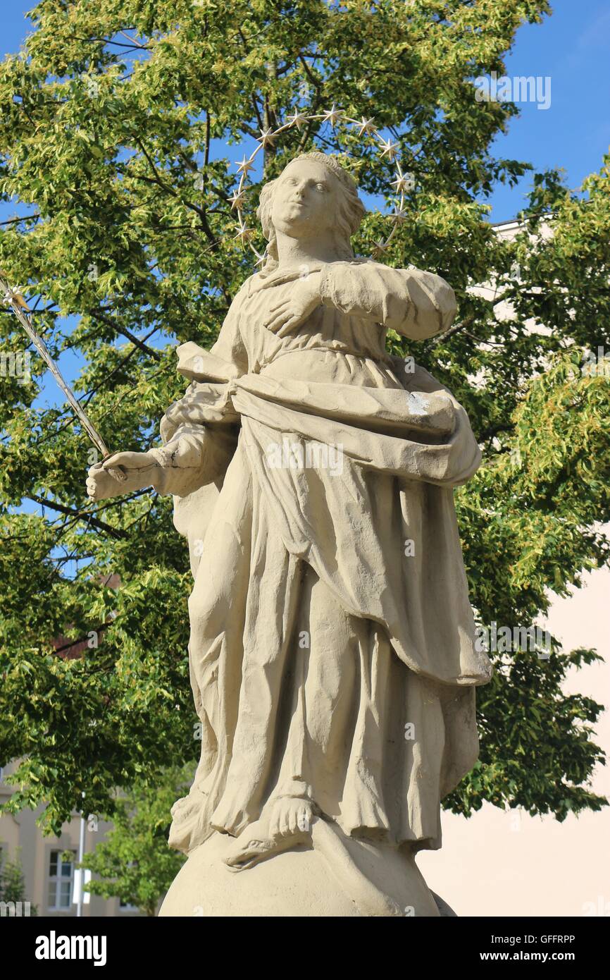 Barocke Statue der Jungfrau Maria auf dem Balthasar-Neumann-Platz in Werneck, Stadt in Franken, Deutschland. Stockfoto