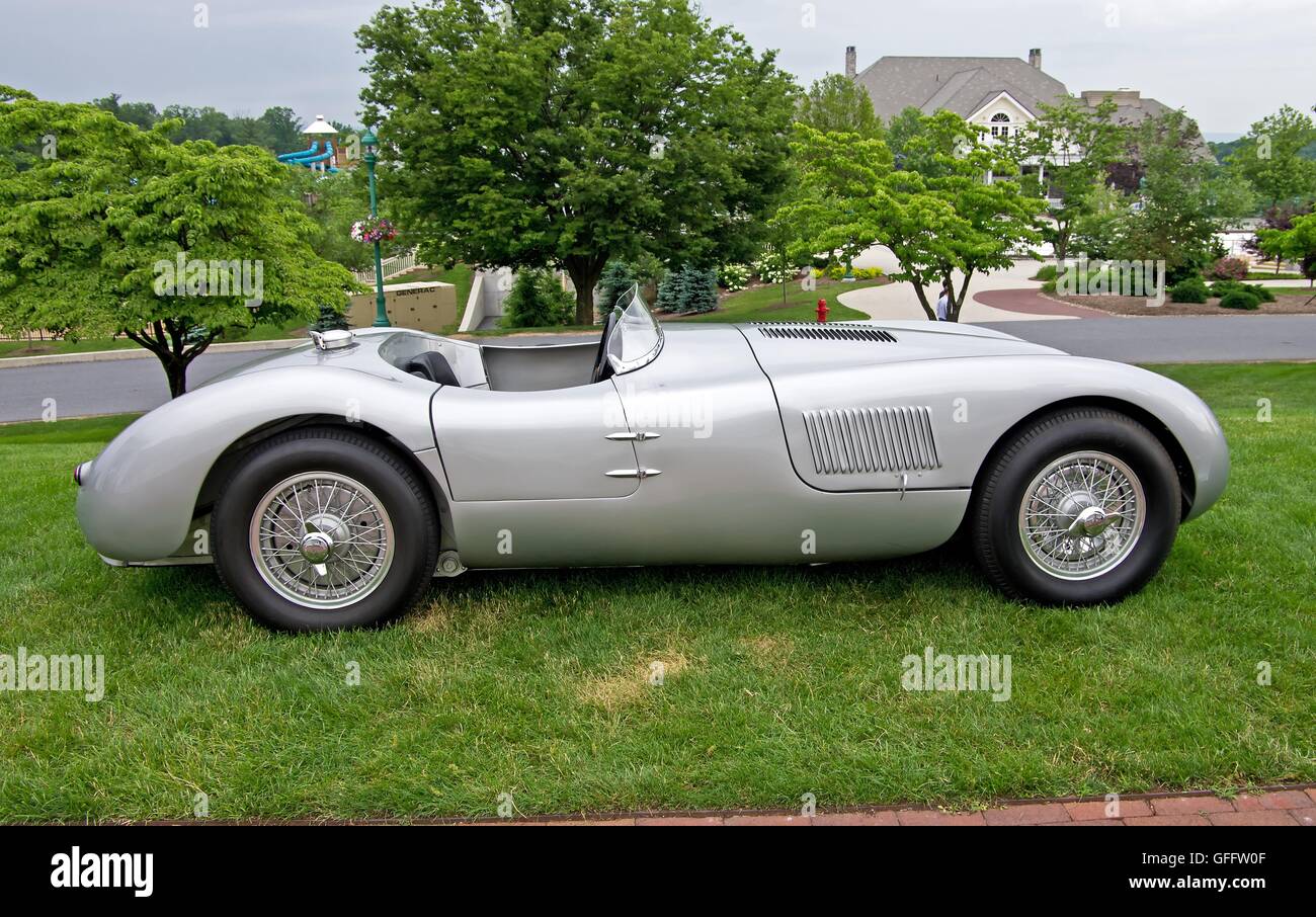 1953 steht auf dem Display im Eleganz bei Hershey Jaguar C-Type. Einer der nur 39 produziert. "Nur zur redaktionellen Verwendung" Stockfoto
