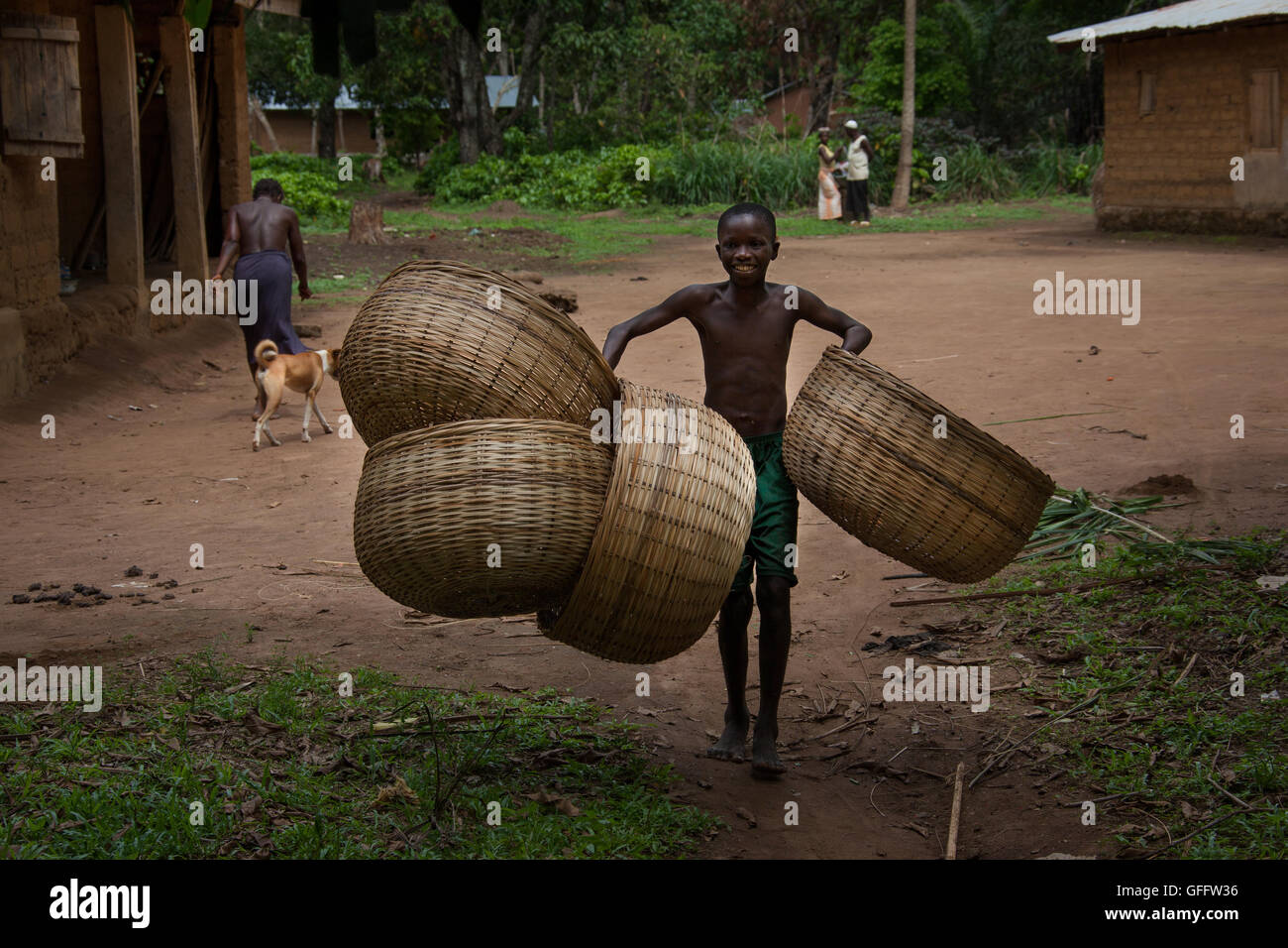 Yongoro, Sierra Leone - 3. Juni 2013: Westafrika, das Dorf Yongoro vor Freetown, Kind bringt es auf den Markt Wick Stockfoto