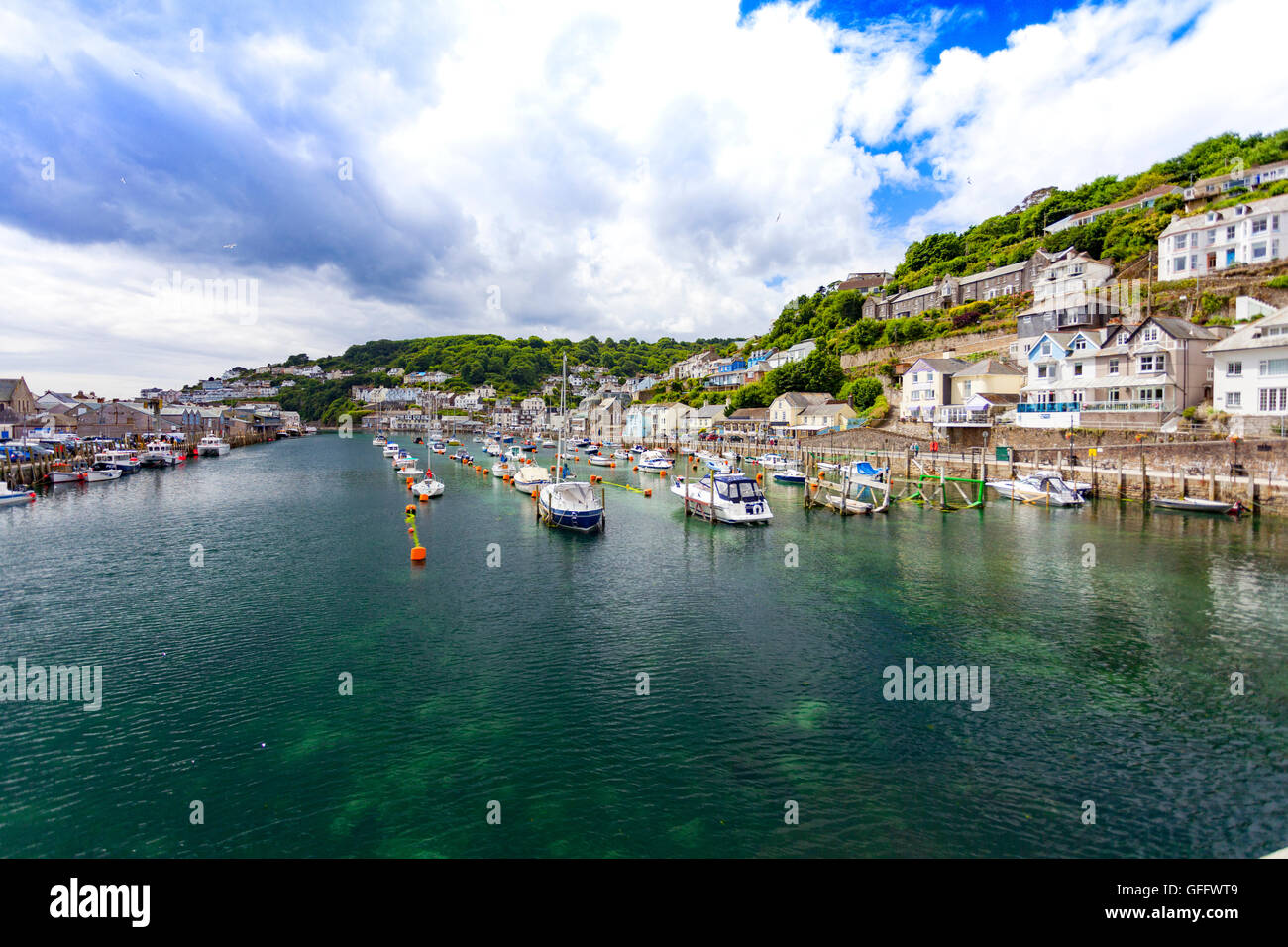 Looe Hafen im Sommer befindet sich in Cornwall, England, UK Stockfoto