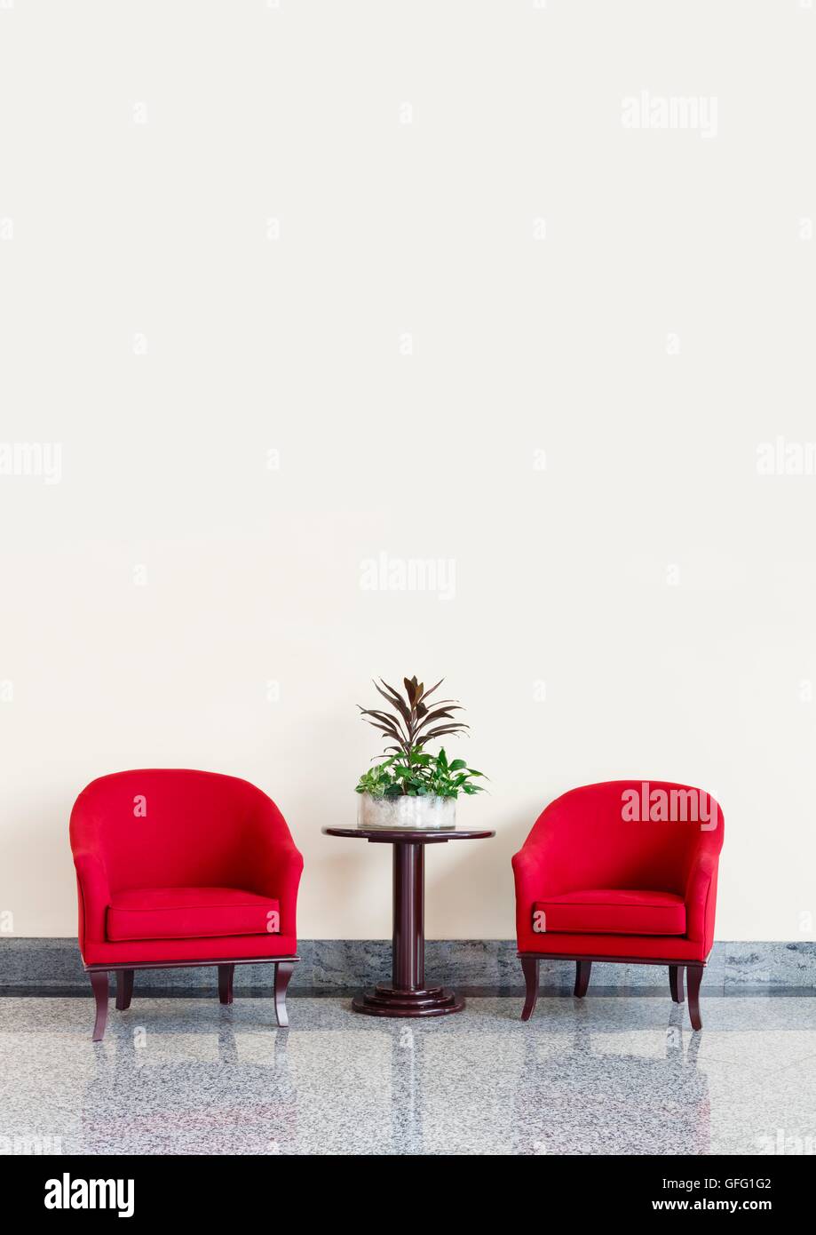 Roten Sesseln vor einem neutralen Wand Hintergrund mit Exemplar Stockfoto