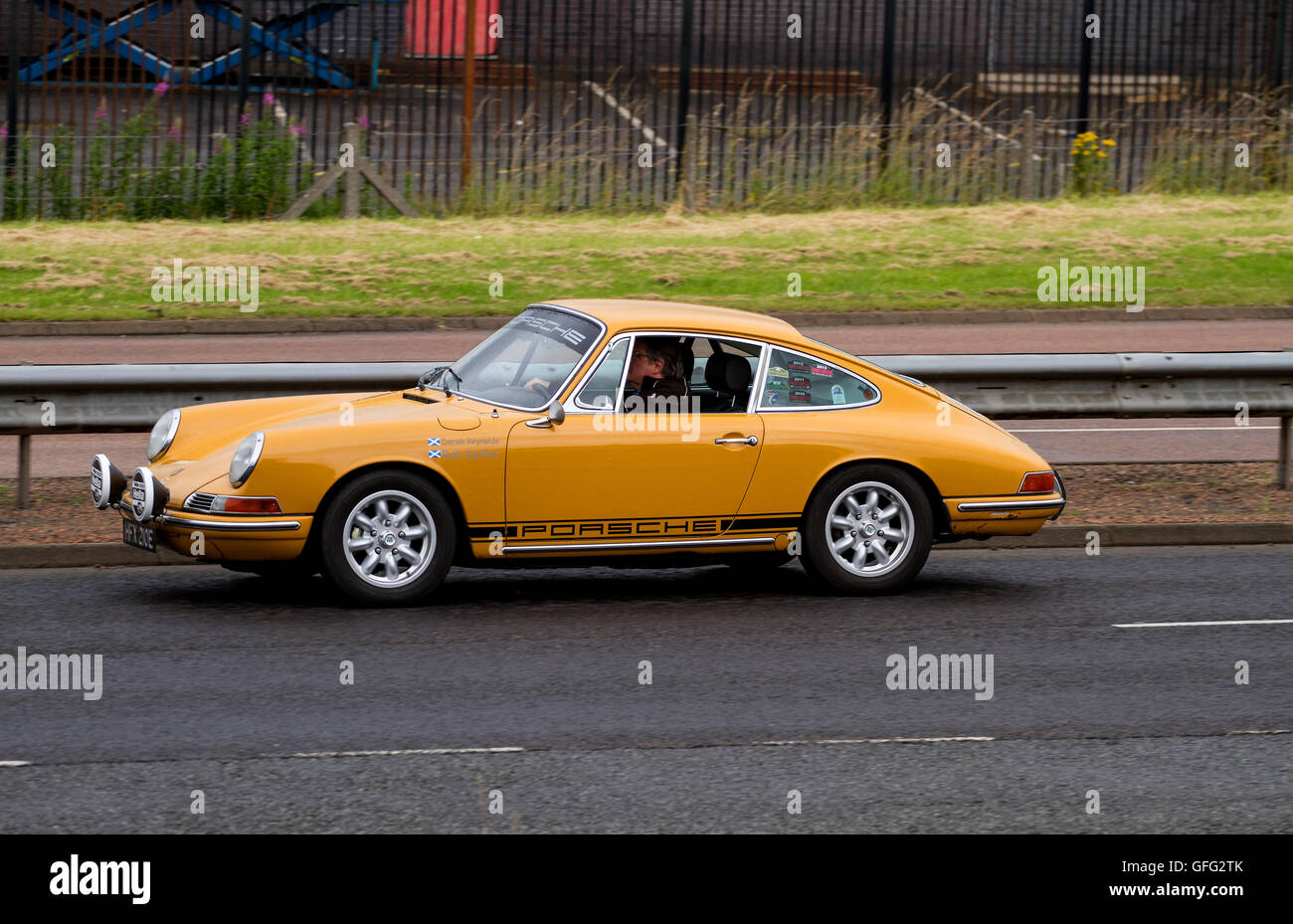 Ein Porsche 912 Sportwagen aus der "Porsche Club" Reisen entlang der Kingsway Schnellstraße in Dundee, Großbritannien Stockfoto