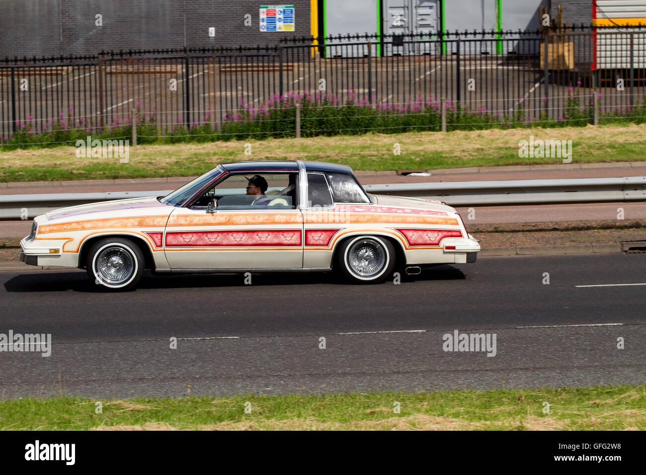 Eine modifizierte American Style Cadillac kit Auto reisen entlang der Kingsway Schnellstraße in Dundee, Großbritannien Stockfoto