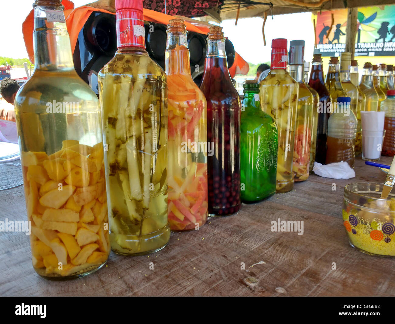 Flaschen gefüllt mit hausgemachter mit Zuckerrohr Schnaps namens Cachaça destillate Stockfoto