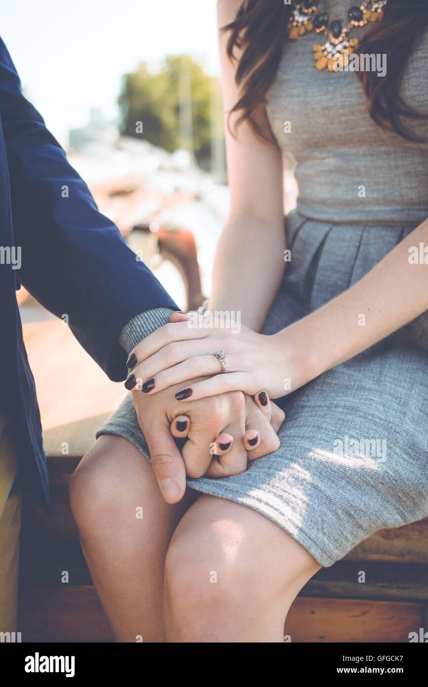 Mann und Frau, Ehepaar Hand in Hand. Flächen werden nicht angezeigt, und konzentriert sich auf die Abhaltung der Hände. Stockfoto