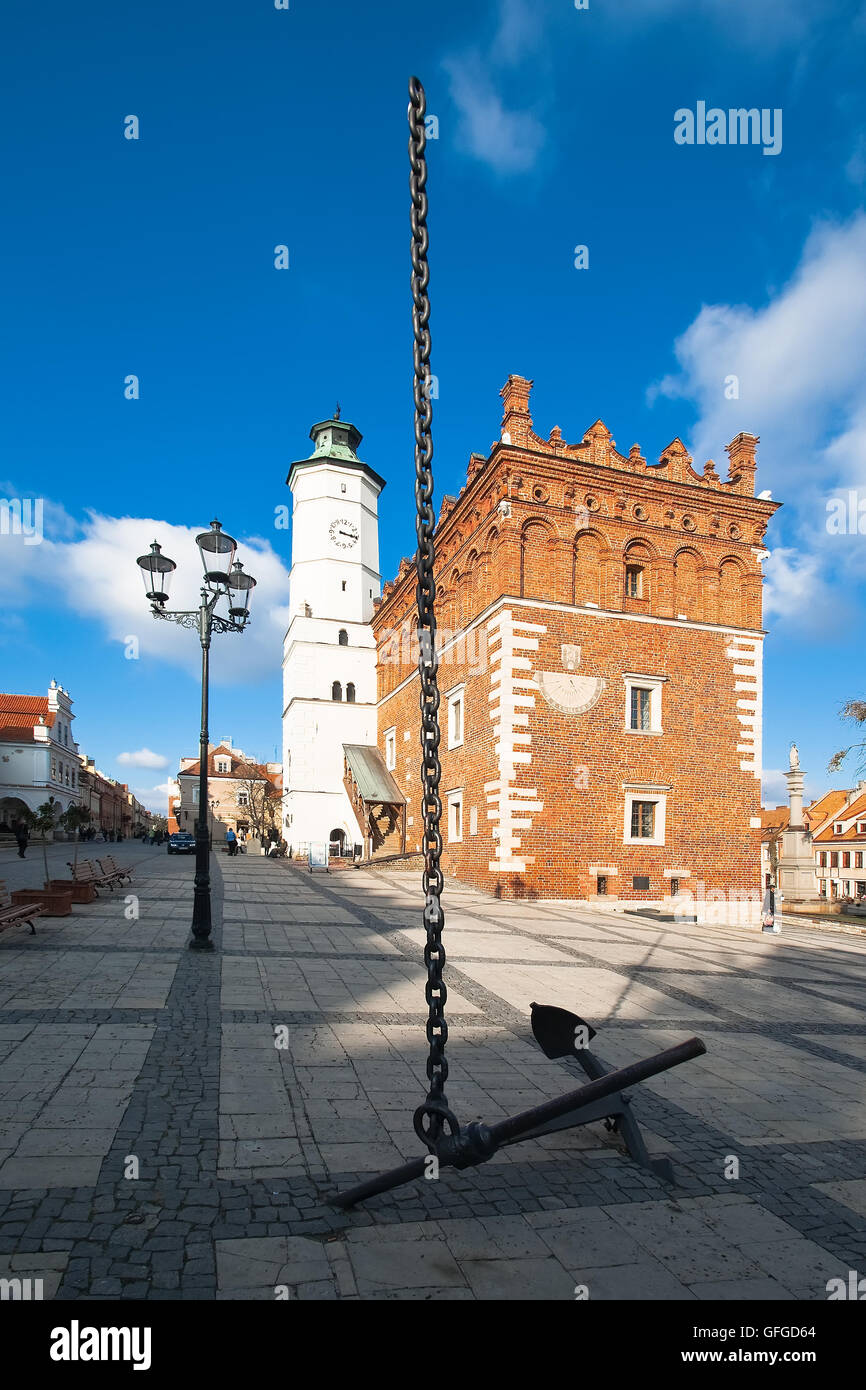 Altstädter Ring und das Rathaus in der polnischen Stadt Sandomierz. In den Vordergrund-Anker-Kette in den Himmel gehen. Stockfoto