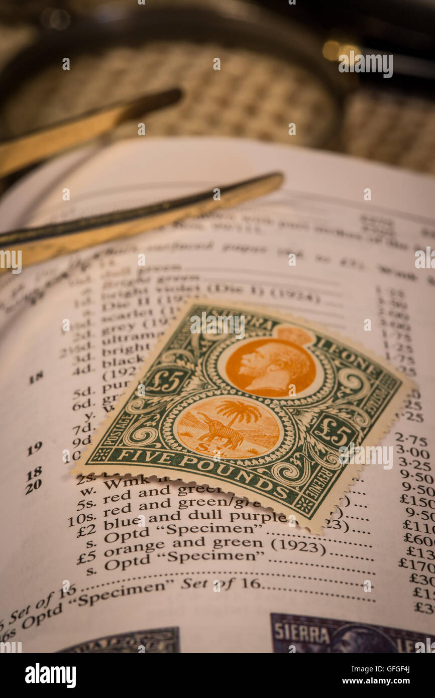 Briefmarken sammeln als Zeitvertreib mit seltenen und teuren Marken und hohe Katalogwerte Stockfoto
