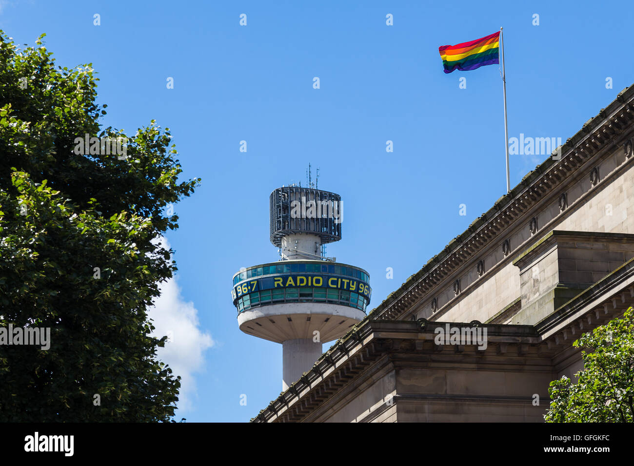 Regenbogenflagge über dem Radio City-Turm an der Liverpool Pride Parade gesehen. Stockfoto