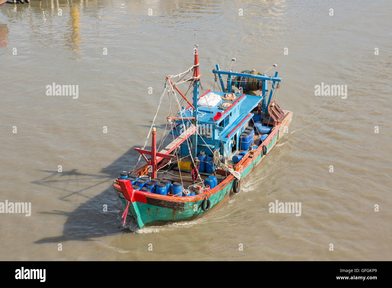 Asiatischen Fischerboot im schlammigen Wasser bei Kuala Perlis in Malaysia. Helles Blau mit roter Litze und abgedeckt im anzugehen. Stockfoto