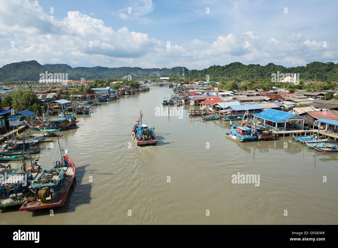 Schlammiges Wasser von Sungai Perlis bei Kuala Perlis im nördlichen Bundesstaat Malaysia. Gesäumt von den traditionellen Stelzenbauten, aus denen die Kampongs sind. Stockfoto