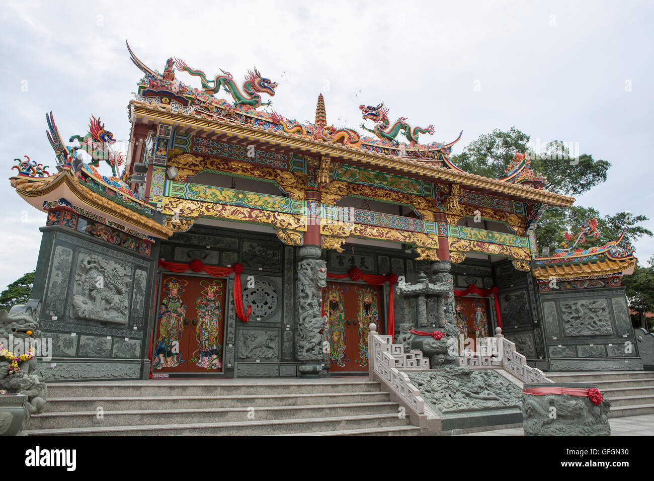 Traditionelle taoistische Tempel, die kurz vor der Fertigstellung in Georgetown Penang. Frisch gestrichen, den letzten Schliff zu warten. Stockfoto