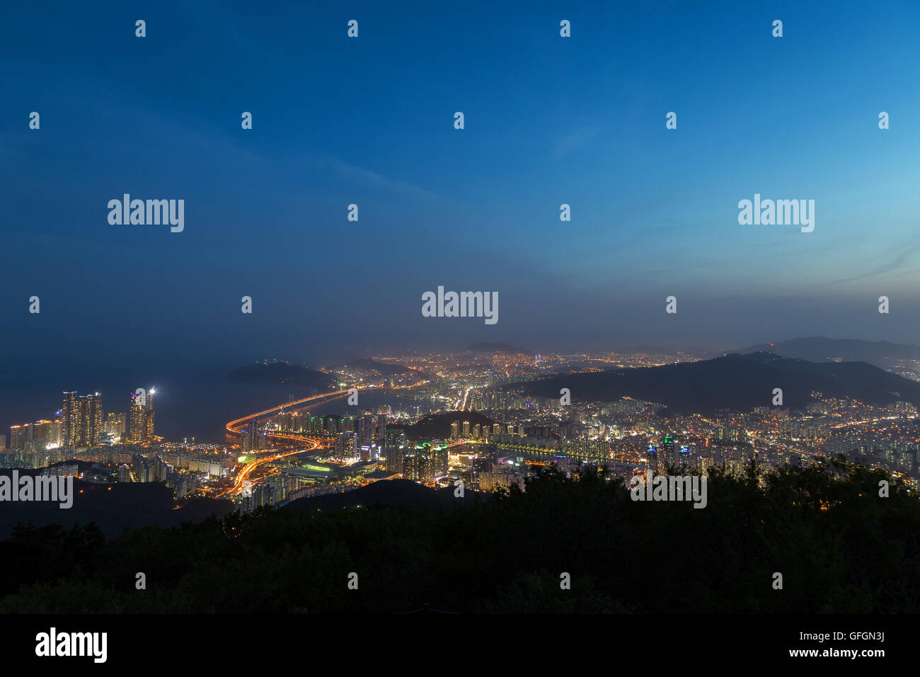 Blick auf Busan in Südkorea von oben bei Nacht. Kopieren Sie Raum. Stockfoto