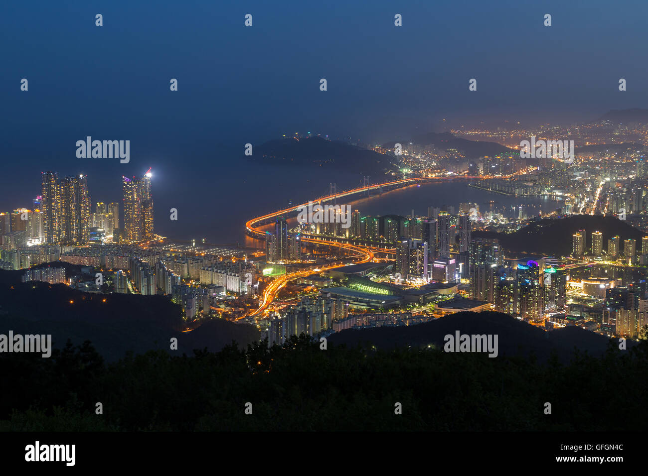 Blick auf Skyline von Busan in Südkorea von oben bei Nacht. Stockfoto