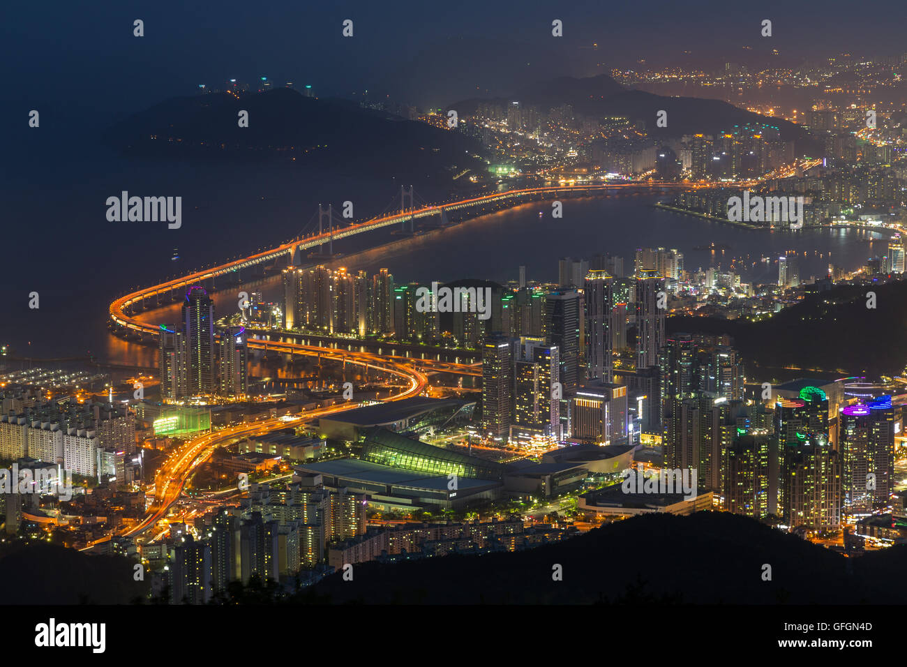 Blick auf Skyline von Busan in Südkorea von oben bei Nacht. Stockfoto