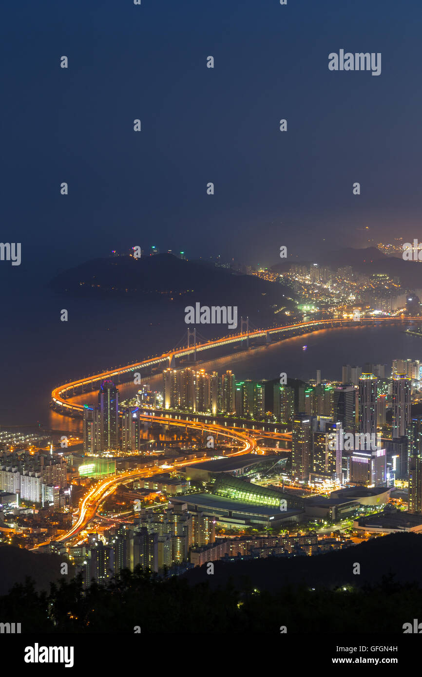 Blick auf Skyline von Busan in Südkorea von oben bei Nacht. Kopieren Sie Raum. Stockfoto