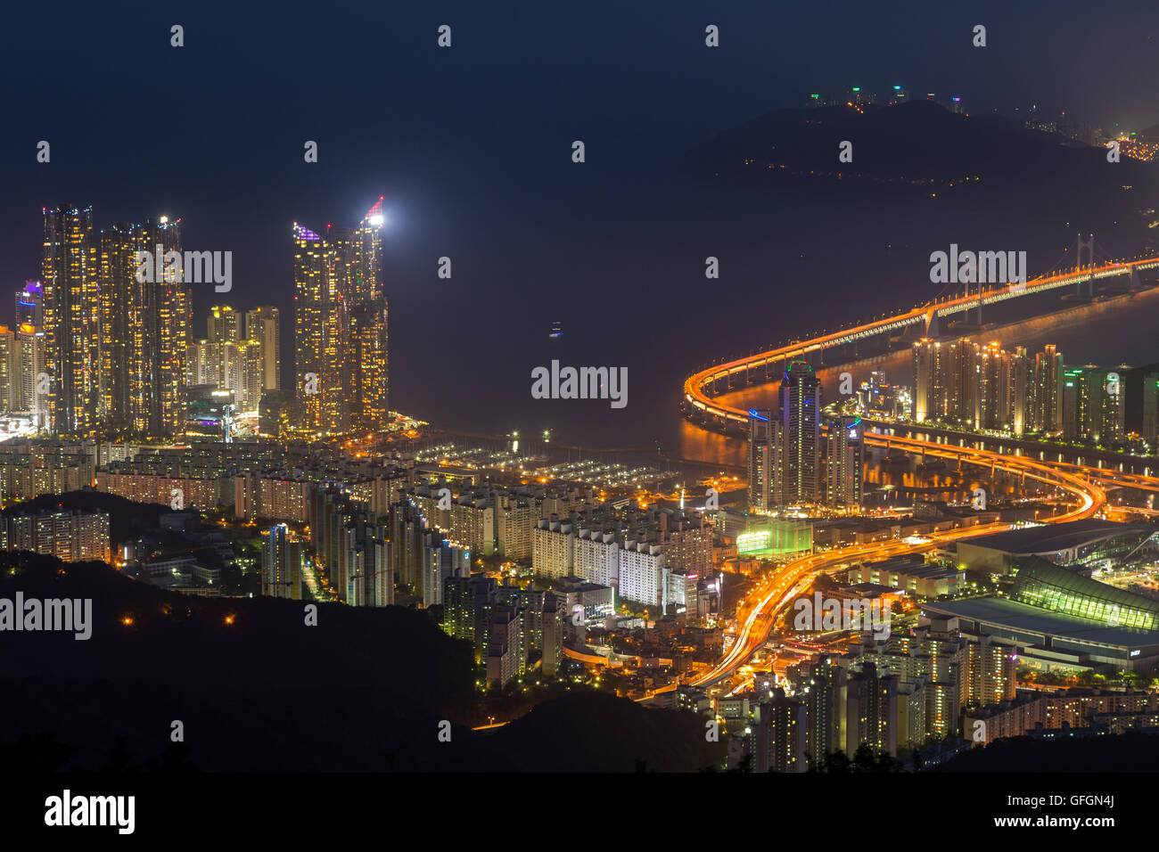 Blick auf Skyline von Busan in Südkorea von oben bei Nacht. Stockfoto