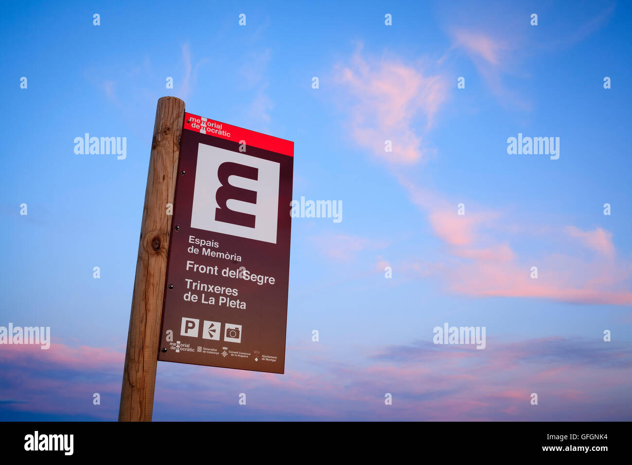 Wegweiser, die Erinnerung an alte Gräben des spanischen Bürgerkriegs. La Noguera. Provinz Lleida. Katalonien. Spanien. Stockfoto