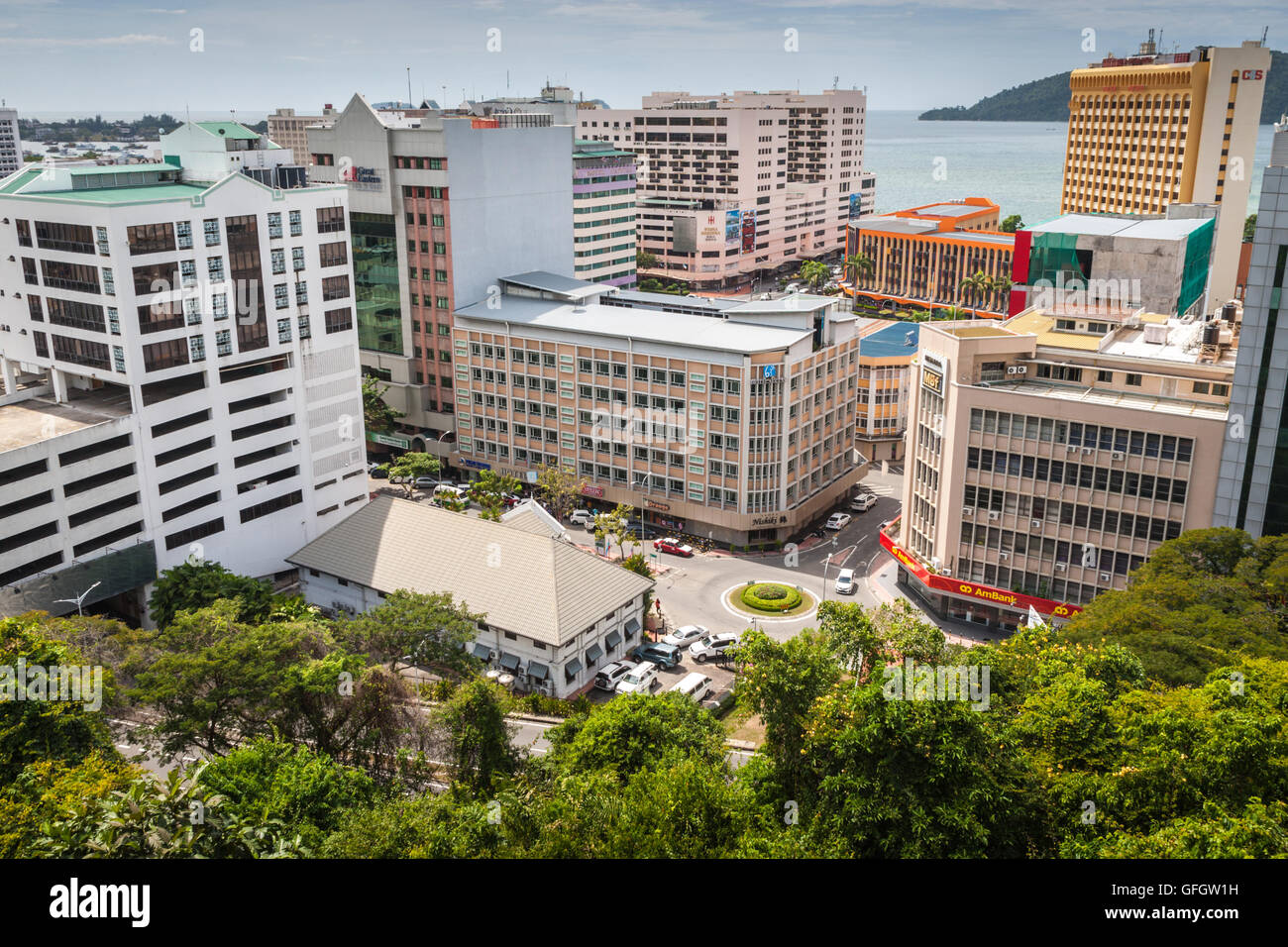 Blick über Kota Kinabalu, Sabah, Malaysia Borneo, aus der Sicht auf den Signal Hill, die oberhalb der Stadt erhebt. Stockfoto