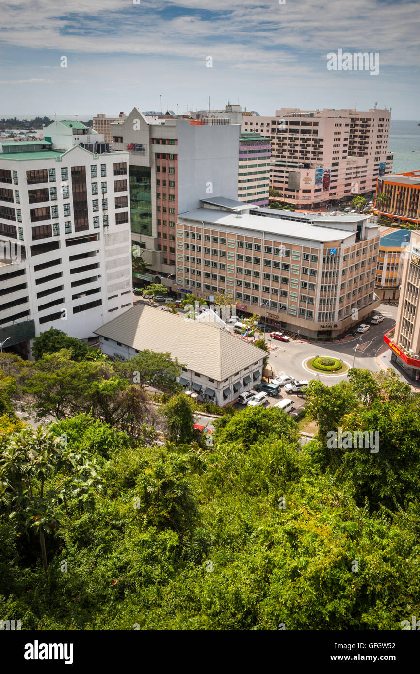 Blick über Kota Kinabalu, Sabah, Malaysia Borneo, aus der Sicht auf den Signal Hill, die oberhalb der Stadt erhebt. Stockfoto