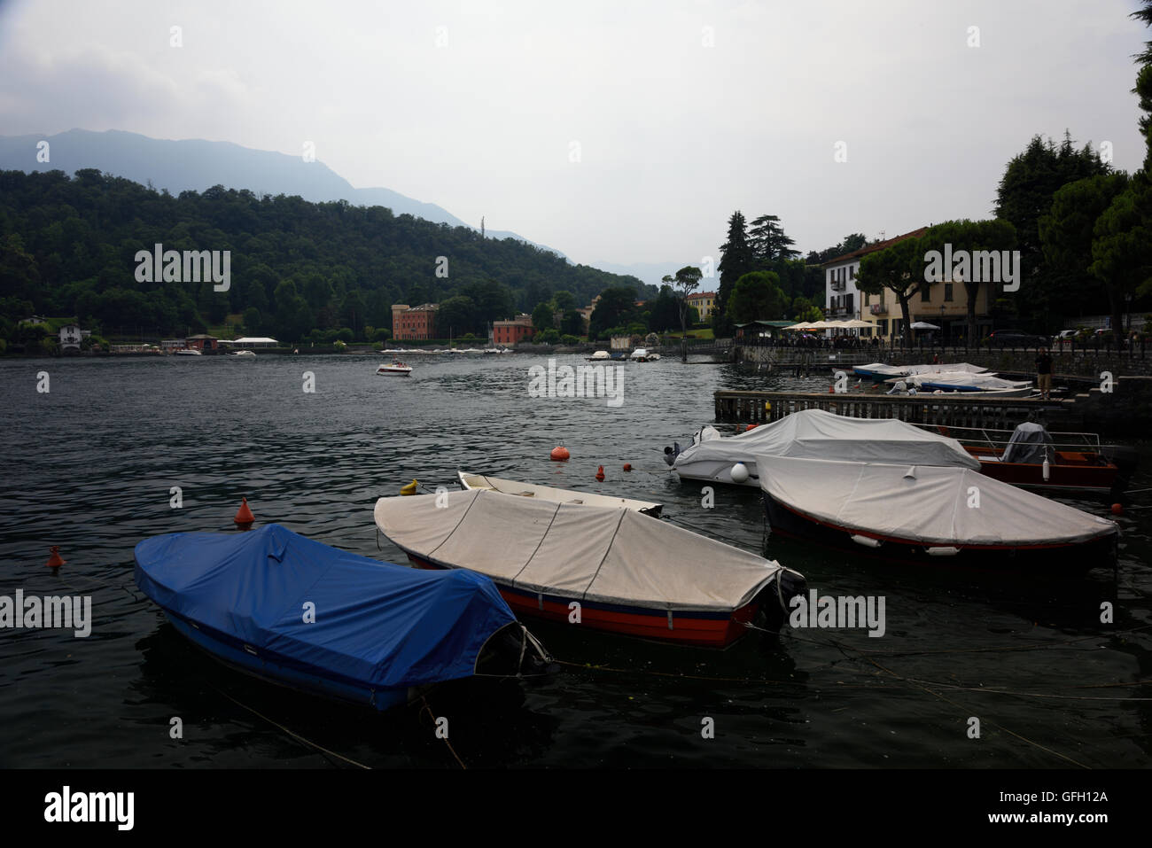 Lenno Promenade am Comer See mit Bergen im Hintergrund Stockfoto