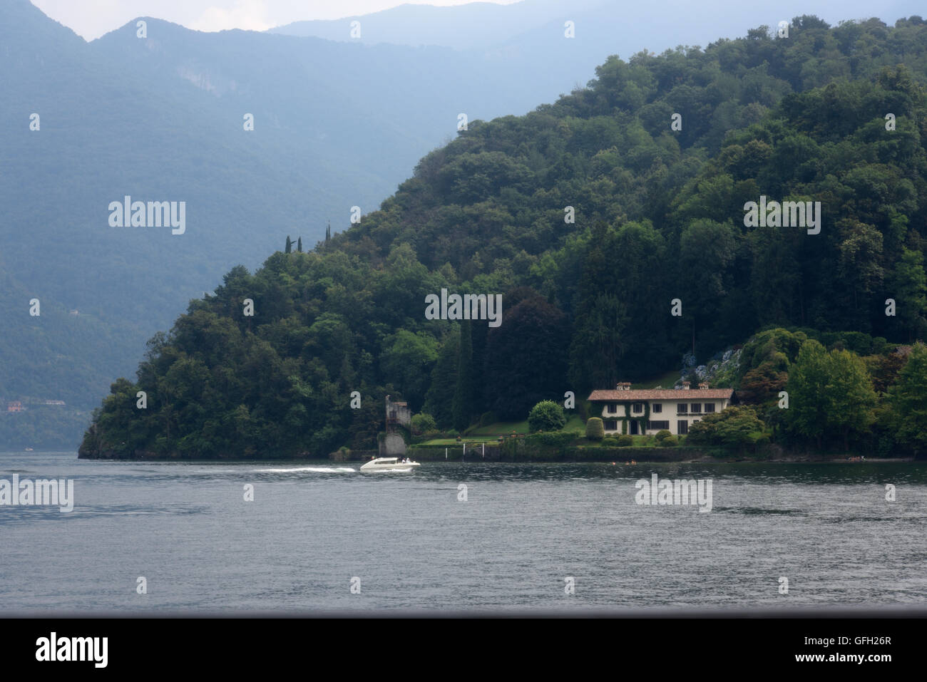 Lenno Promenade am Comer See mit Bergen im Hintergrund Stockfoto