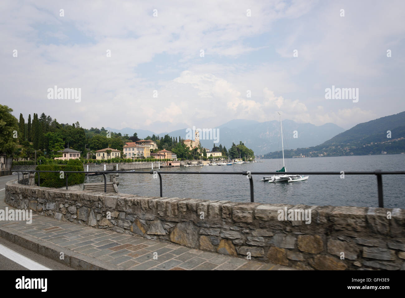 Lenno Marina am Comer See mit Kirche und Berge im Hintergrund Stockfoto