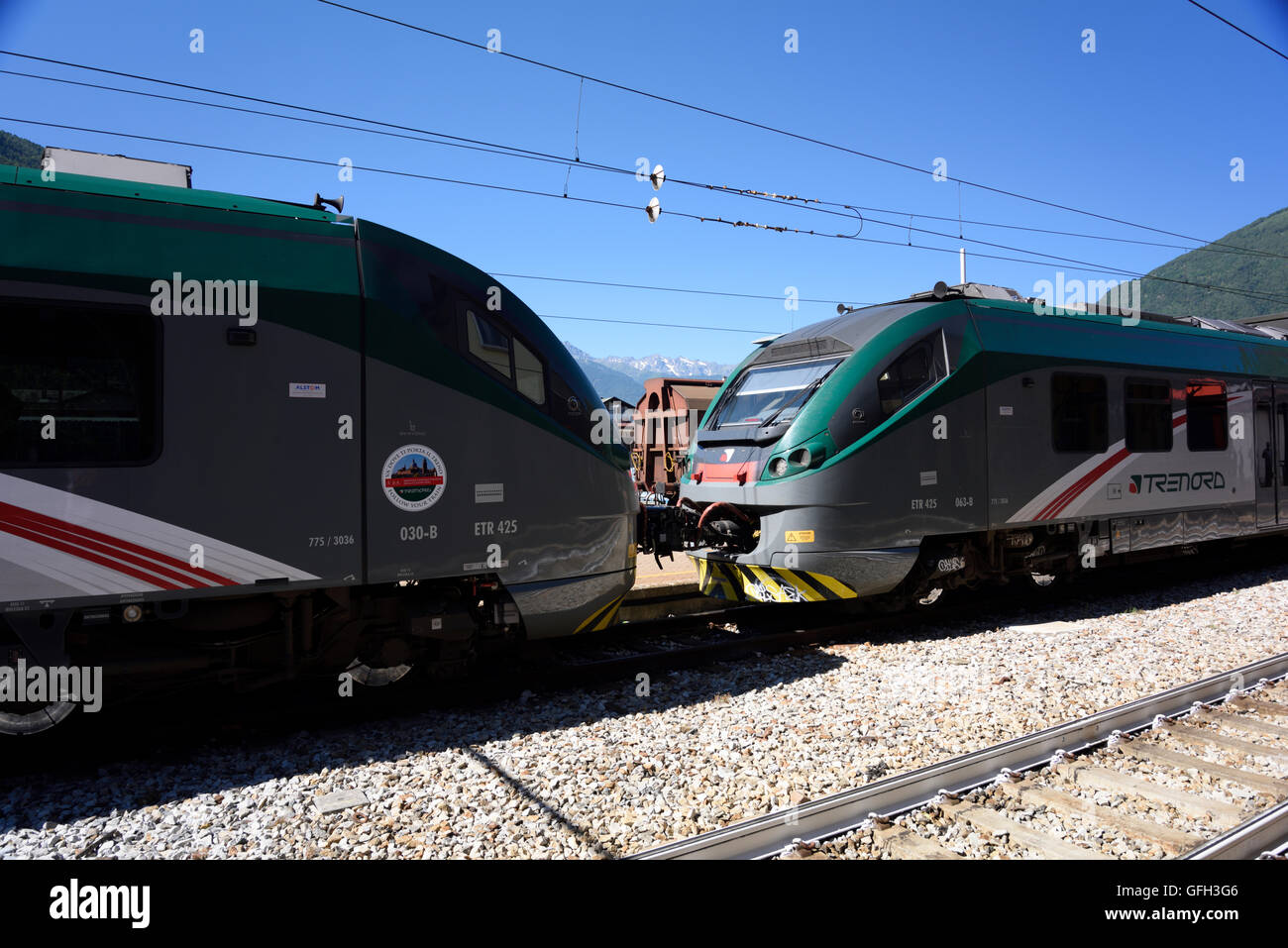 Tirano Bahnhof mit zwei Zügen Nase an Nase Stockfoto