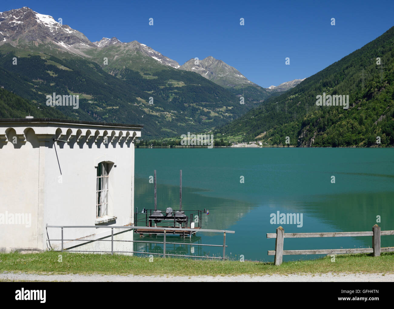 Ein Blick im alpinen Raum der Schweiz mit Dörfern Seen Berge und Pinien. Stockfoto