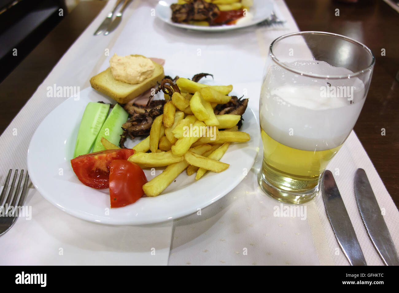 Frühstück im Restaurant Kartoffel Bier und sandwiches Stockfoto