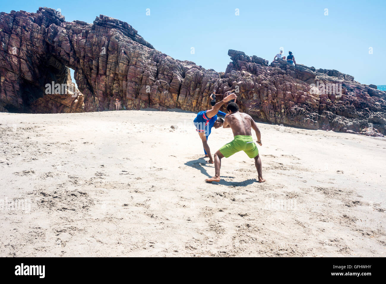 Jericoacoara, Ceara state, Brasilien - 19. Juli 2016: brasilianische Capoeiristas am berühmten Strand von Pedra Furada durchführen Stockfoto