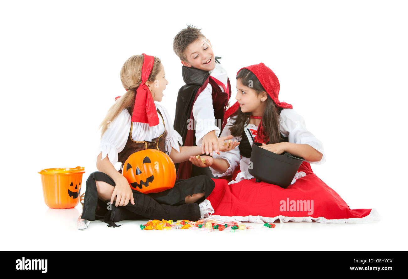 Halloween-Serie mit niedlichen Kinder verkleidet als Dracula, ein Pirat und Little Red Riding Hood.  Isoliert auf weiss. Stockfoto