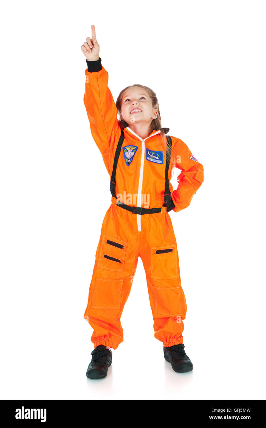 Kleines Mädchen kostümiert als Astronaut.  Isoliert auf weißem Hintergrund. Stockfoto