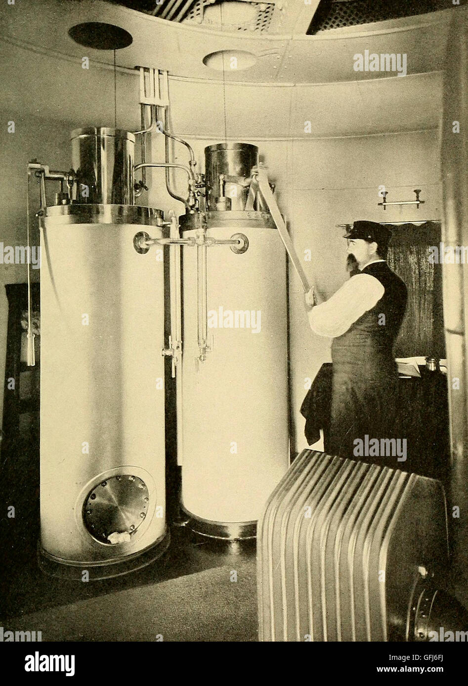 Die Pumpen, wobei das Öl aus der untersten Etage der Laterne-Raum in einem Leuchtturm, um 1900 aufgehoben wird Stockfoto