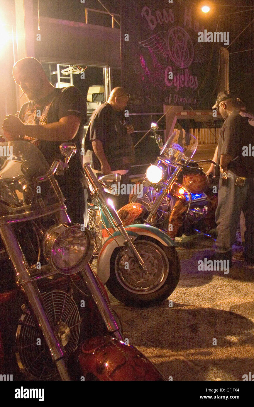 Biketoberfest in Daytona Beach, Florida, ist eine jährliche Veranstaltung, die im Oktober auftritt.  Feierlichkeiten können in den Abend hinein laufen. Stockfoto