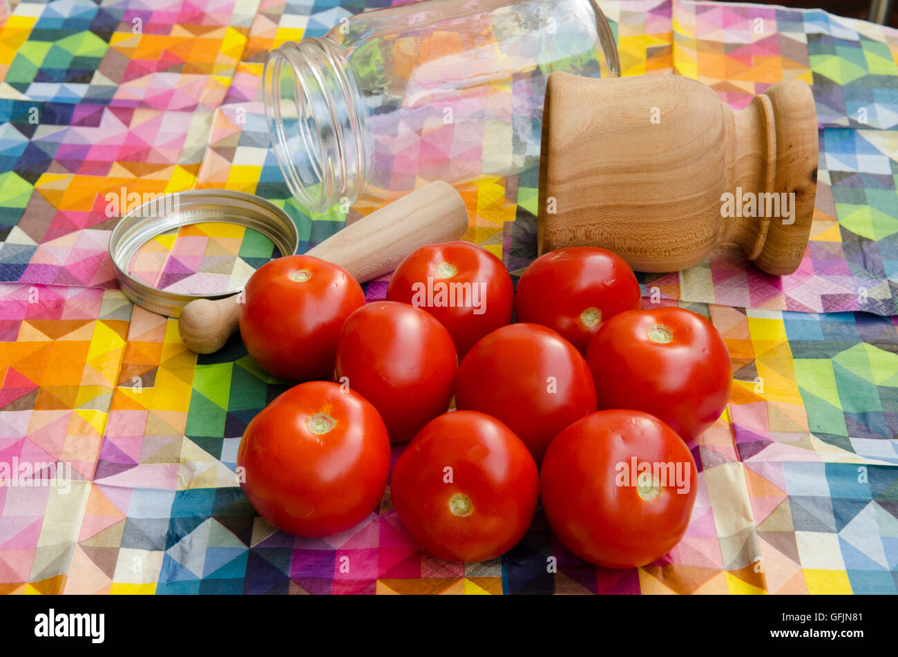 Tomaten mit Einmachglas und Mörser und Stößel Stockfoto