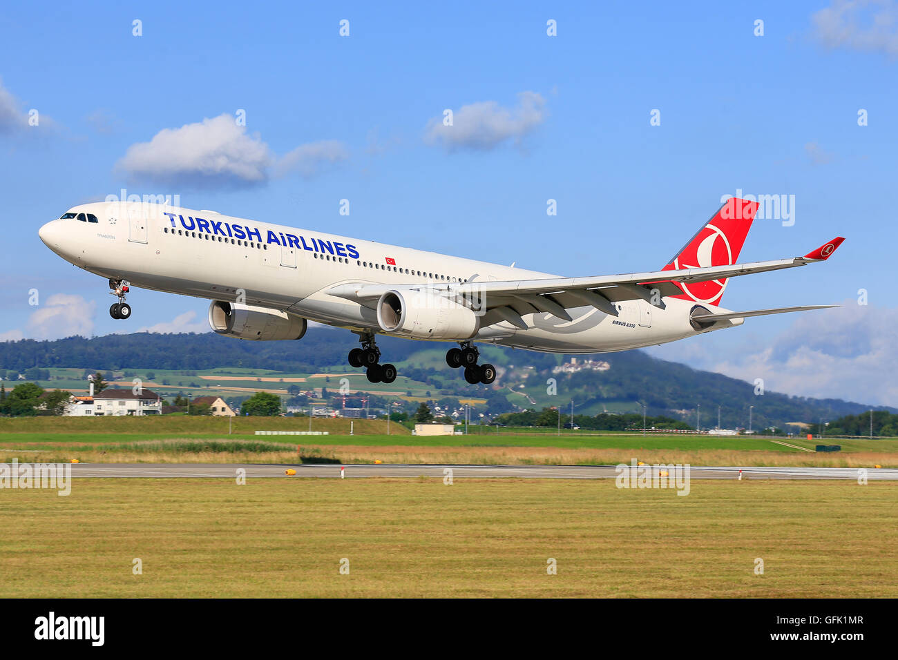 Urich/Schweiz July10, 2016: türkische Flugzeuge Airbus A330 Landung am Flughafen Zürich. Stockfoto