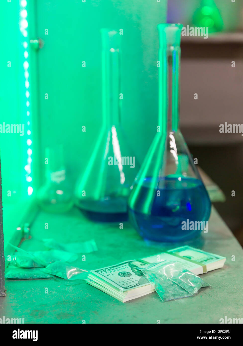 Meth und Geld im Labor Stockfoto