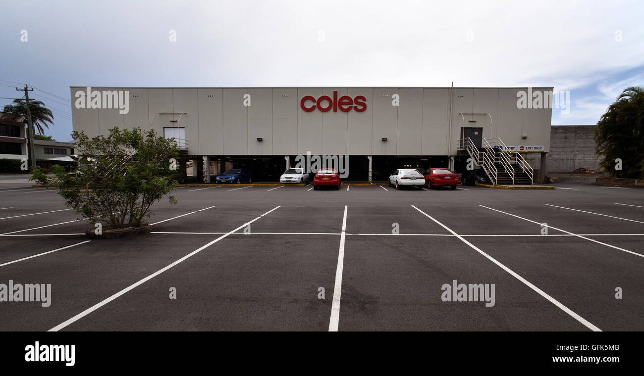 Blick über den Parkplatz zu Coles Supermarkt in murwillumbah Stockfoto